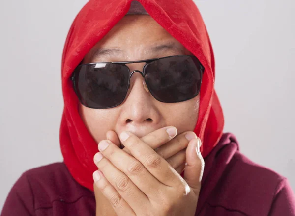 Close Retrato Mulher Muçulmana Asiática Terno Vermelho Hijab Fechando Boca — Fotografia de Stock