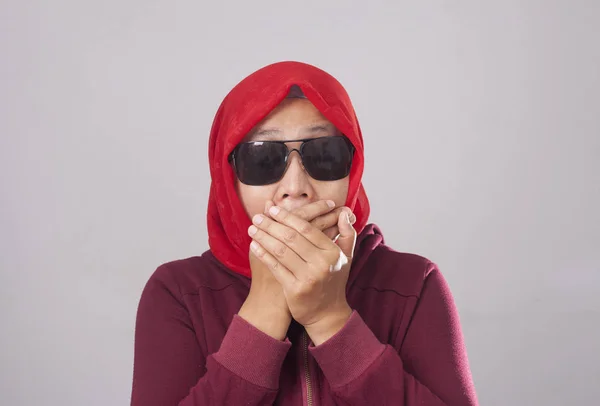 Ritratto Ravvicinato Donna Musulmana Asiatica Abito Rosso Hijab Che Chiude — Foto Stock