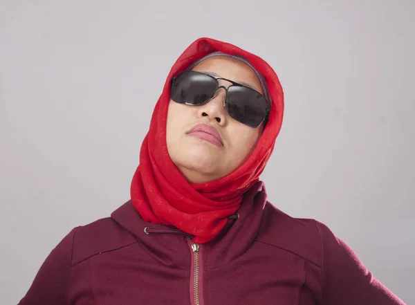 Porträt Einer Müden Faulen Asiatischen Muslimin Mit Schwarzer Sonnenbrille Redi — Stockfoto