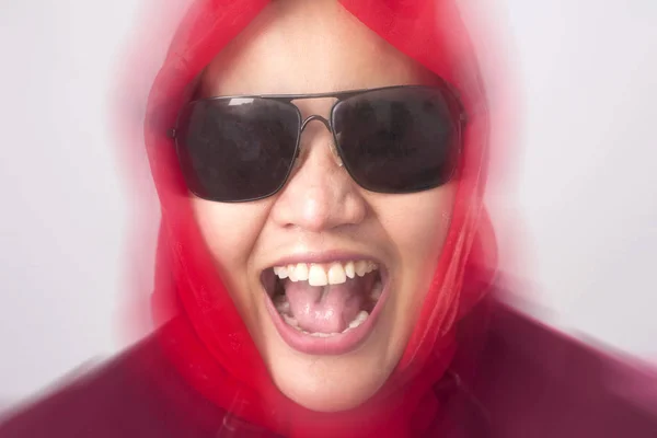 Retrato Senhora Muçulmana Vestindo Óculos Escuros Terno Vermelho Hijab Rindo — Fotografia de Stock