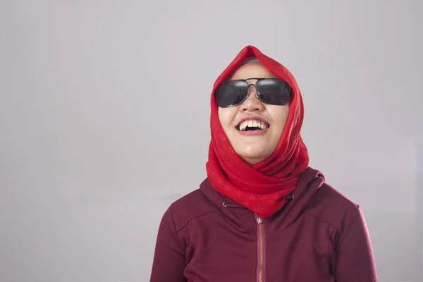 赤いスーツとハード 幸せな式を笑ってヒジャーブに黒のサングラスを身に着けているイスラム教徒の女性の肖像画は ヘッド ショットを閉じる — ストック写真