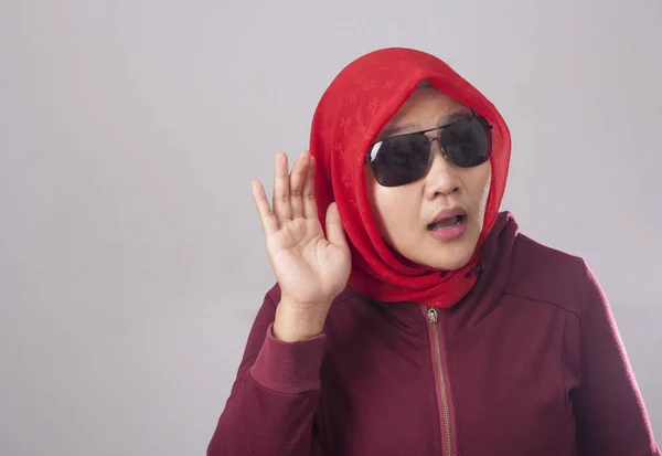 Potret Wanita Asia Muslim Dalam Setelan Merah Dan Jilbab Memegang — Stok Foto