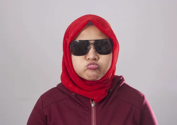 无聊懒惰的亚洲穆斯林夫人穿着黑色太阳镜在 Redi 西装和头巾的肖像 疲惫不愉快的手势 — 图库照片