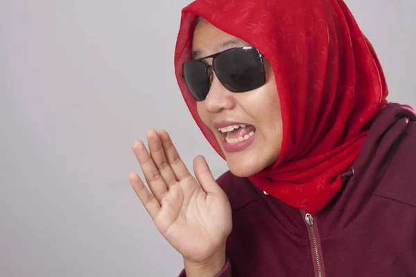 赤いスーツに黒サングラス ジェスチャー ゴシップ ニュース概念をささやきヒジャーブは 秘密の何かを指示アジアのイスラム教徒の女性の肖像画 — ストック写真