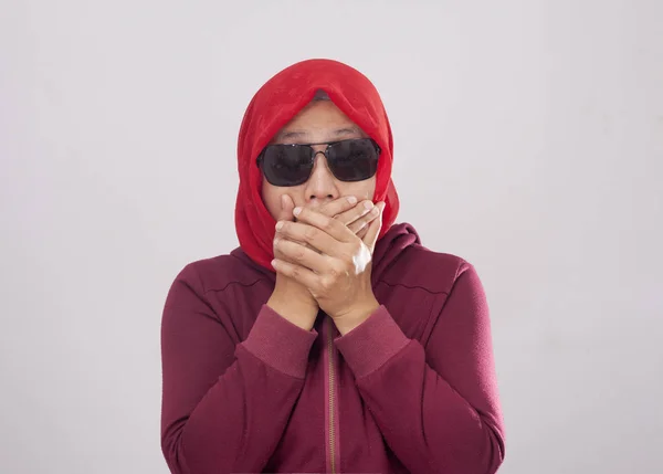 赤いスーツとヒジャーブの指と彼女の口を閉じてアジアのイスラム教徒の女性の肖像画を閉じます 心配してジェスチャは何も言うことはできません 悪いニュースやゴシップを聞くのにショックを受けた — ストック写真