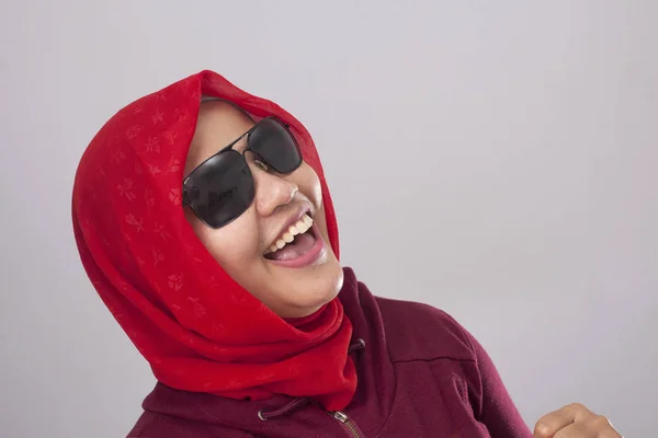 赤いスーツとハード 幸せな式を笑ってヒジャーブに黒のサングラスを身に着けているイスラム教徒の女性の肖像画は ヘッド ショットを閉じる — ストック写真