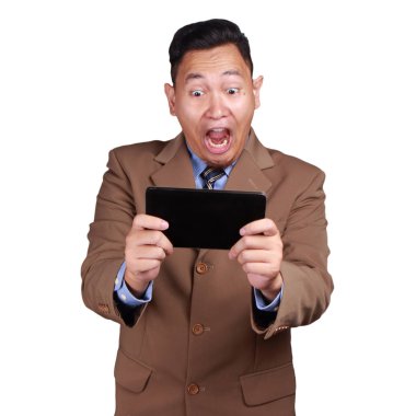 Fotoğraf görüntü bir tablet, başarılı kazanan jest tutarken kutluyor zafer çığlıkları sevimli yakışıklı bir genç Asyalı adam portresi