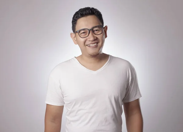 Joven Asiático Vestido Con Camisa Blanca Sonriendo Felizmente Expresión Antecedentes — Foto de Stock