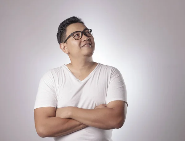 Joven Hombre Asiático Con Camisa Blanca Casual Pensando Expresión Sonriente — Foto de Stock