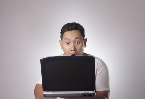 Jovem Asiático Vestindo Camisa Branca Casual Olhando Para Laptop Expressão — Fotografia de Stock