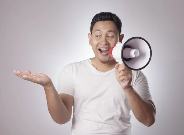 Jovem Asiático Vestindo Camisa Branca Casual Usando Megafone Gritando Sorrindo — Fotografia de Stock