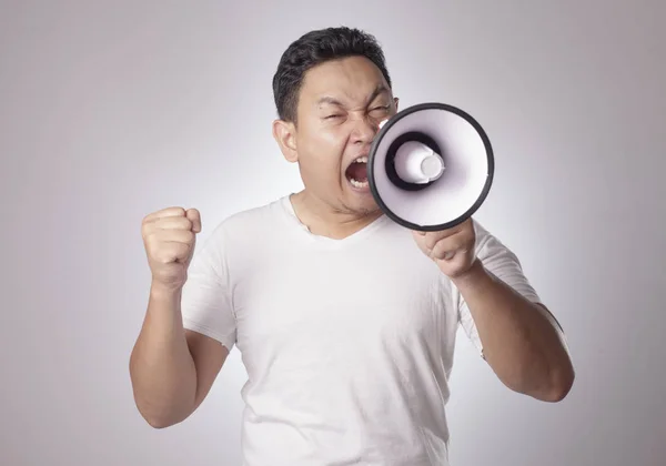 Foto Imagen Retrato Divertido Joven Asiático Gritando Con Megáfono Loco — Foto de Stock