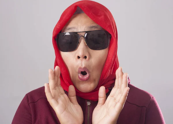 赤いスーツとヒジャーブ ショー驚きやショックを式で口を開けて黒いサングラスをかけている若いアジアのイスラム教徒女性の肖像画 — ストック写真
