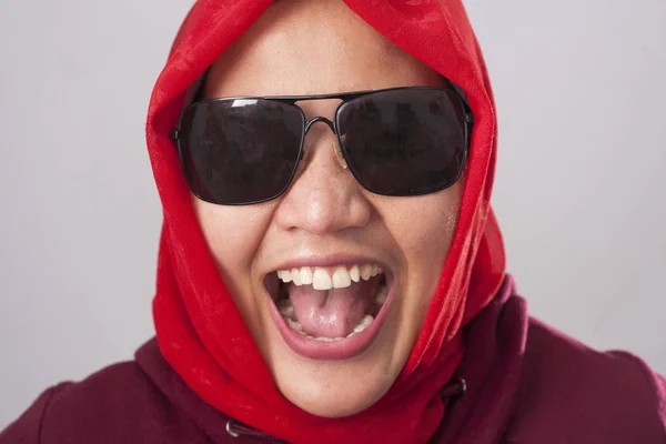 Retrato Senhora Muçulmana Vestindo Óculos Escuros Terno Vermelho Hijab Rindo — Fotografia de Stock