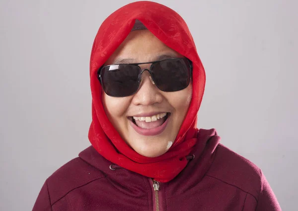 Retrato Senhora Muçulmana Vestindo Óculos Escuros Terno Vermelho Hijab Rindo — Fotografia de Stock