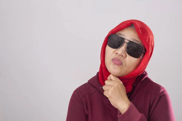 Retrato Jovem Senhora Muçulmana Asiática Vestindo Óculos Escuros Terno Vermelho — Fotografia de Stock
