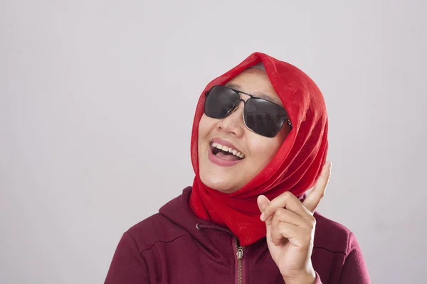 赤いスーツとヒジャーブに黒のサングラスをかけている若いアジアのイスラム教徒女性の肖像画は 好奇心思考式を示します 問題を考え解決策を探してください — ストック写真