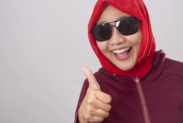 Portrait Jeune Femme Musulmane Asiatique Portant Des Lunettes Soleil Noires — Photo