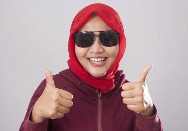 Портрет Молодой Азиатской Мусульманки Черных Солнцезащитных Очках Красном Костюме Хиджабе — стоковое фото