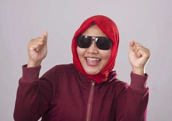 赤いスーツとヒジャーブに黒のサングラスをかけてアジアのイスラム教徒の Lafy の肖像画は 勝利勝利ジェスチャー お祝いの概念を示しています — ストック写真