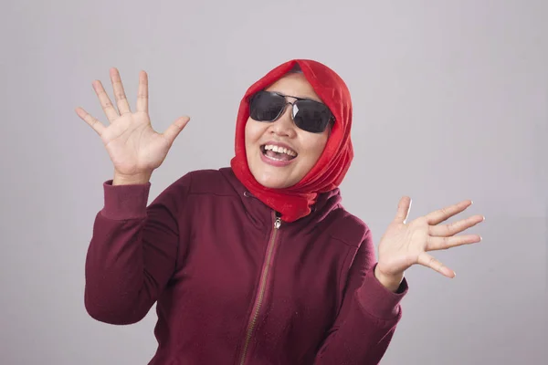 Portret Azjatycki Muzułmańskich Lafy Sobie Czarne Okulary Przeciwsłoneczne Czerwonym Kolorze — Zdjęcie stockowe