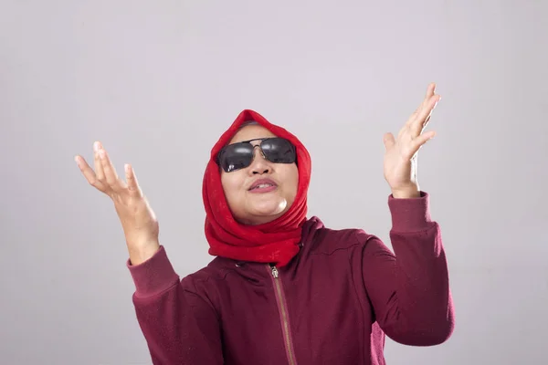 Portret Azjatycki Muzułmańskich Lafy Sobie Czarne Okulary Przeciwsłoneczne Czerwonym Kolorze — Zdjęcie stockowe