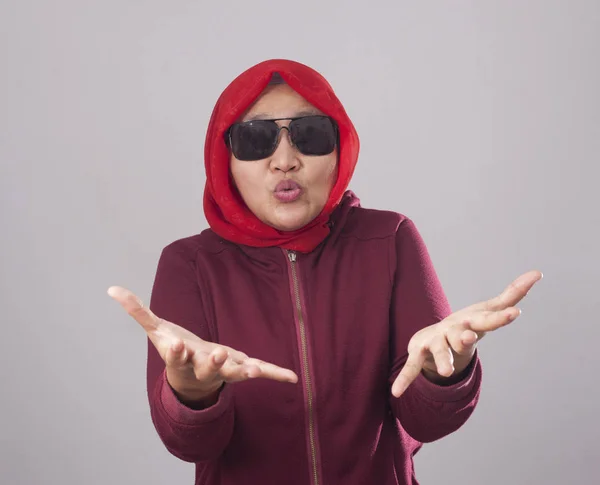 穿着红色西装戴黑色太阳镜的亚洲穆斯林女士的肖像显示拒绝或否认姿态 我不知道表情 — 图库照片
