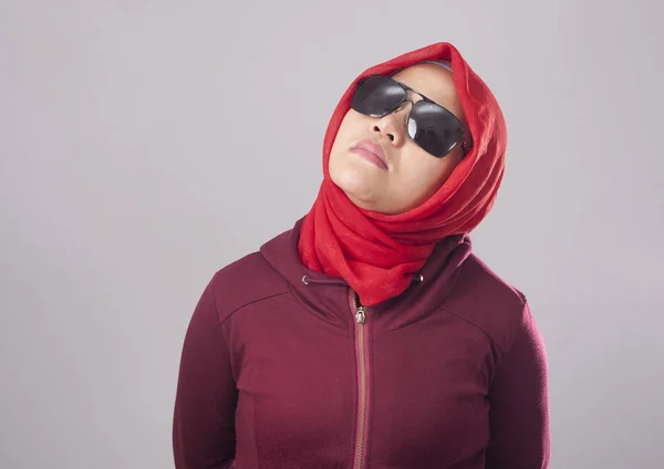 Portrait Dur Arrogant Asiatique Musulmane Dame Portant Des Lunettes Soleil — Photo
