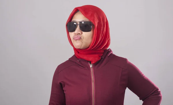 赤いスーツとヒジャーブに黒のサングラスをかけているタフな傲慢なアジア イスラム教の女性の肖像画 — ストック写真
