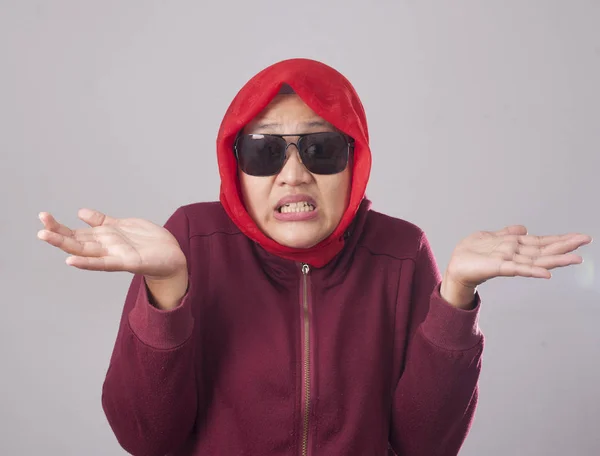 Porträtt Asiatiska Muslimska Damen Bär Svarta Solglasögon Röd Kostym Och — Stockfoto