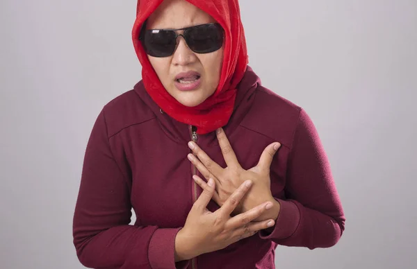 Portrait Muslim Lady Wearing Black Red Suit Hijab Having Chest — Stok Foto