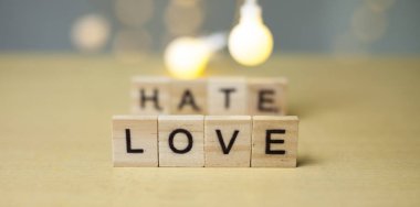 Aşk ve nefret ilişki kavramı, motivasyon ilham tırnak, ahşap kelime tipografi yazı kavramı