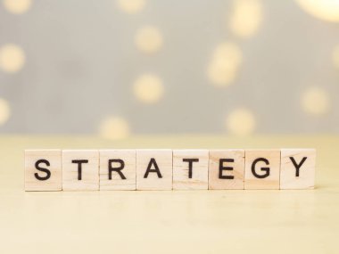 Strateji, işletme motivasyonel ilham verici finans fiyatları, ahşap kelime tipografi yazı kavramı