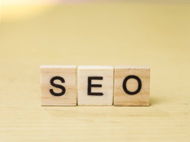 SEO arama motoru optimizasyonu, işletme motivasyonel ilham verici finans fiyatları, ahşap kelime tipografi yazı kavramı