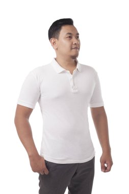 Polo t-shirt sahte açık görünümü kadar beyaz. Erkek model aşınma düz beyaz gömlek mockup. Polo gömlek tasarım şablonu. Boş tees için yazdırma