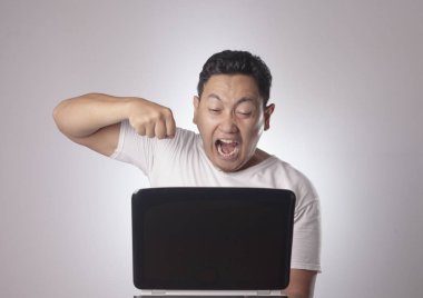 Küçük Asya giyiyor rahat beyaz gömlek laptop, kızgın jest arıyorum dostum. Vücut portre kadar kapatın