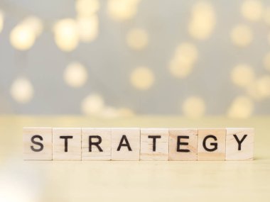 Strateji, işletme motivasyonel ilham verici finans fiyatları, ahşap kelime tipografi yazı kavramı