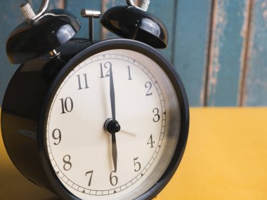 Çalar saat, saat kavramı, son tarih aciliyet kavramı görüntüyü kapat