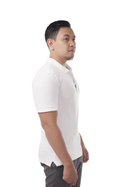 白のポロ シャツ モックアップ フロント ビュー 男性モデル摩耗の真っ白なシャツのモックアップ ポロシャツ デザイン テンプレートです 空白の — ストック写真