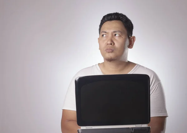 Jovem Asiático Vestindo Camisa Branca Casual Olhando Para Laptop Digitando — Fotografia de Stock
