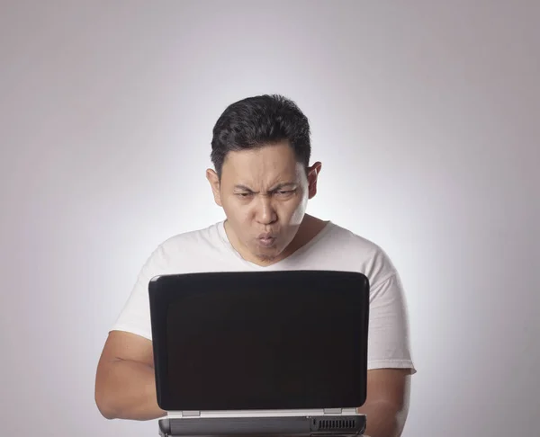 Mladá Asijská Muž Nosí Ležérní Bílou Košili Při Pohledu Notebook — Stock fotografie