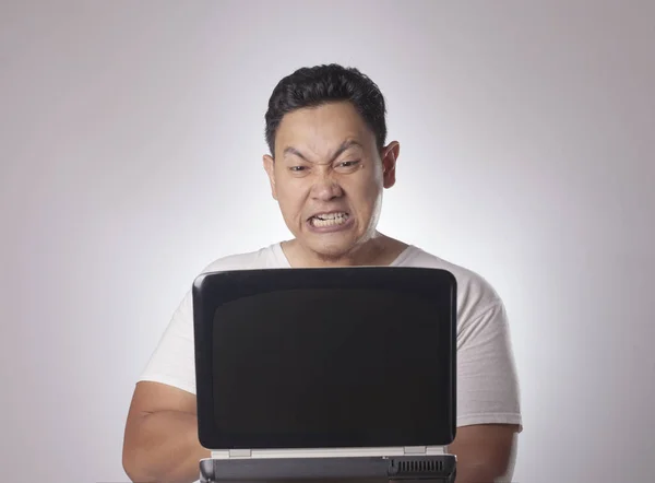 Jovem Asiático Vestindo Camisa Branca Casual Olhando Para Laptop Gesto — Fotografia de Stock