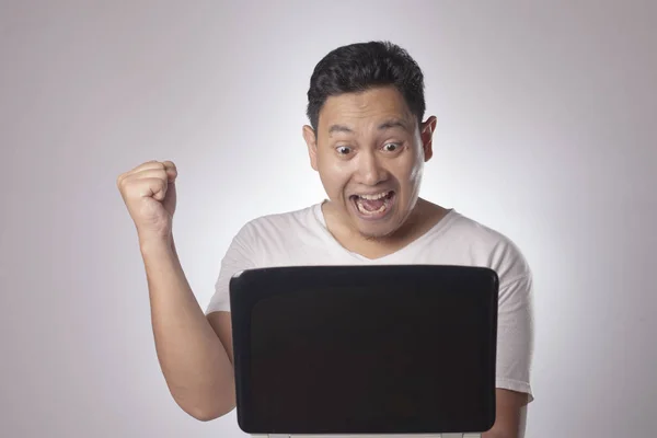 Joven Hombre Asiático Con Camisa Blanca Casual Mirando Computadora Portátil — Foto de Stock