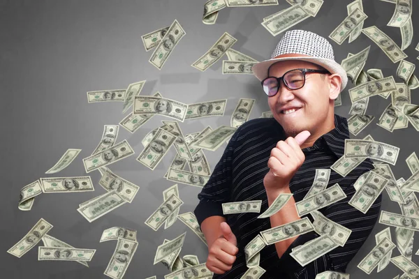 Porträt Eines Glücklichen Erfolgreichen Jungen Asiatischen Milliardärs Der Unter Geldregen — Stockfoto