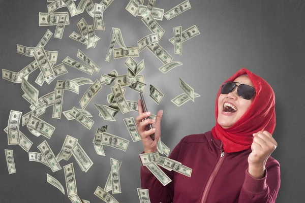 お金の雨の下で幸せそうに笑って幸せな億万長者の成功した若いアジア女性の肖像画 富投資経済概念 — ストック写真