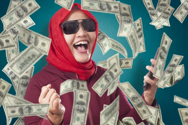 Porträt Einer Glücklichen Erfolgreichen Jungen Asiatischen Milliardärin Die Glücklich Geldregen — Stockfoto