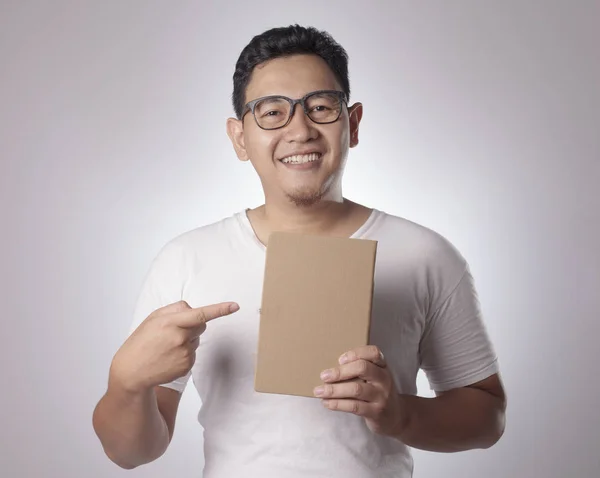 Joven Hombre Asiático Con Camisa Blanca Casual Sosteniendo Libro Con — Foto de Stock
