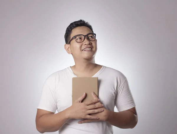 Joven Hombre Asiático Con Camisa Blanca Casual Sosteniendo Libro Con — Foto de Stock