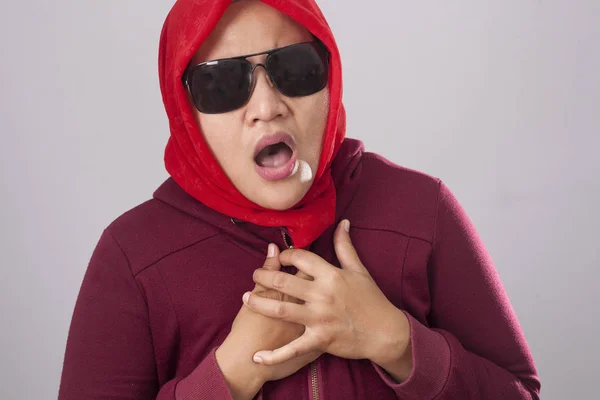 Portret Damy Muzułmańskich Ubrany Czarno Czerwonym Kolorze Ból Klatce Piersiowej — Zdjęcie stockowe