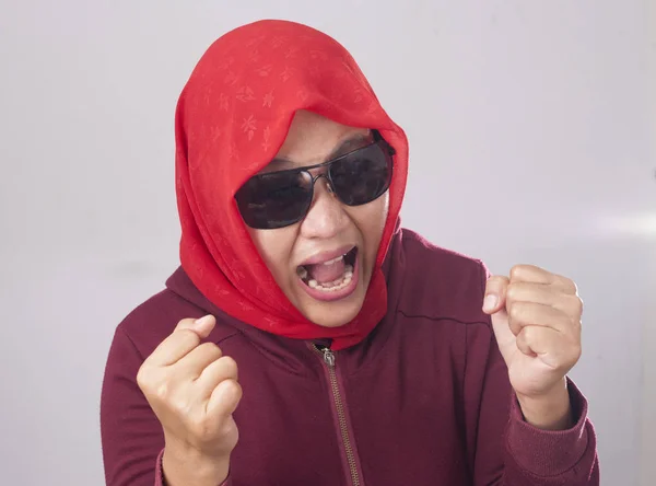 Портрет Азиатской Мусульманки Черных Солнцезащитных Очках Красном Костюме Хиджабе Показывает — стоковое фото
